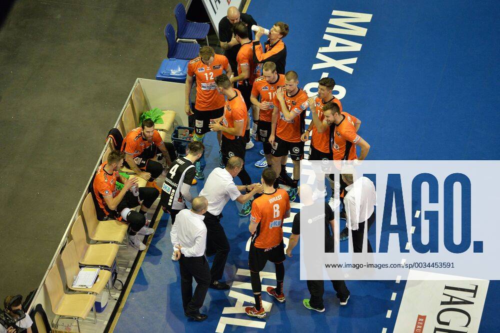 Volleyball Men Season 2017 18 1 Bundesliga BR Volleys VfB Friedrichshafen Final Series for the German Championship 2 Play the BR Volleys with head coach Stelian Moculescu Berlin Recycling Volleys in a break 29 04 18