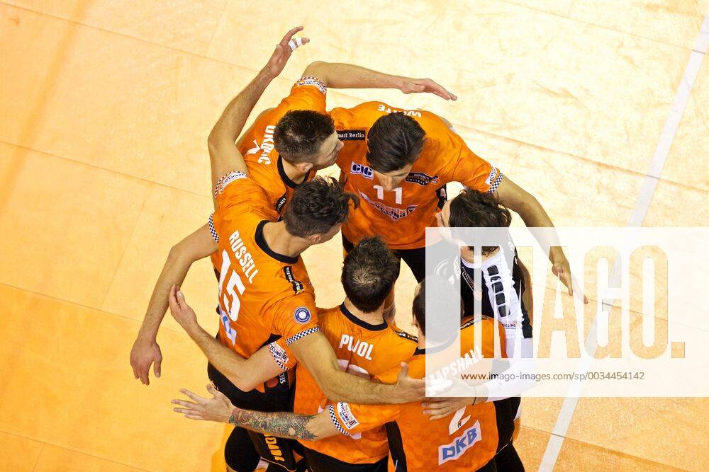Volleyball berlin 29 04 2018 Volleyball Bundesliga 1 Bundesliga Season 2017 2018 Final Game 2 Berlin Recycling Volleys VFB Friedrichshafen Cheers Berlin Pierre Pujol Berlin No 18 Luke Perry Berlin No 04 Adam White Berlin No 11 Aleksandar Okolic Berlin No 01 Kyle Russel Berlin No 15
