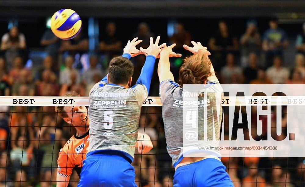 Paul Carroll BR Volleys in front of the smashes David Sossenheimer Friedrichshafen Philipp Collin Friedrichshafen BR Volleys Berlin VfB Friedrichshafen German Volleyball League Season 2017 2018 playoffs Final DM German Championship Game 2 Men Men Men Men Volleyball Germany Germany Max Schmeling Halle Berlin 29 4 2018
