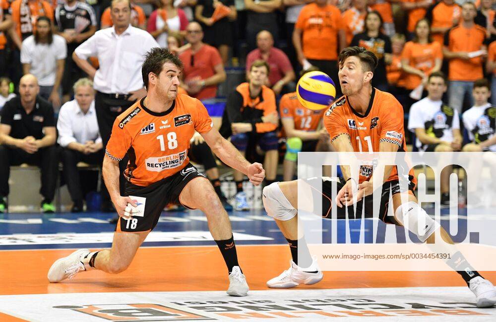 Adam White BR Volleys on the ball left Pierre Pujol BR Volleys BR Volleys Berlin VfB Friedrichshafen German Volleyball League Season 2017 2018 playoffs Final DM German Championship Match 2 Men Men Men Men Volleyball Germany Germany Max Schmeling Halle Berlin 29 4 2018
