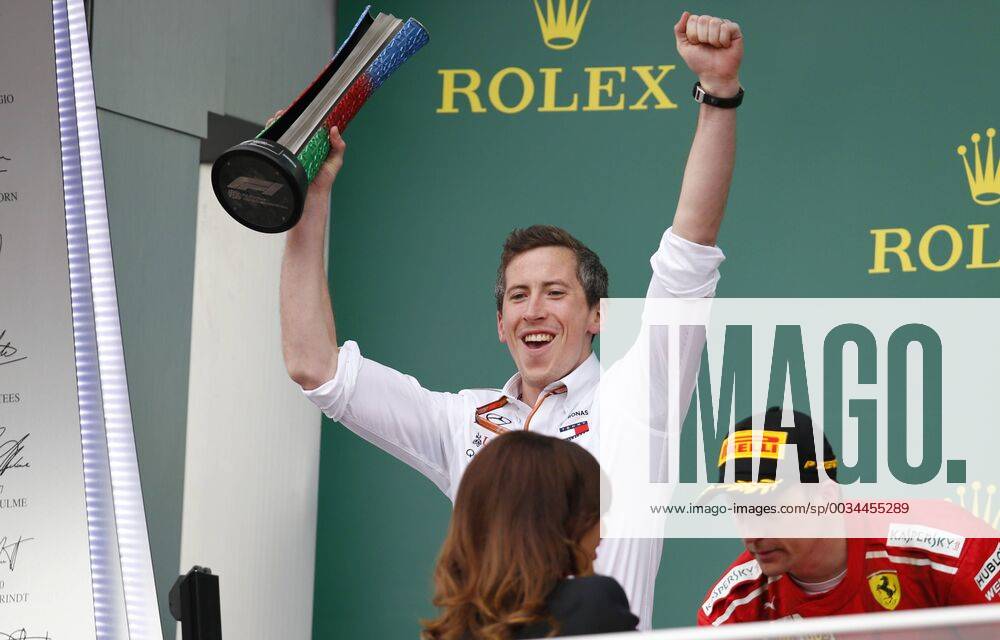 Motorsports: World Championship WM Weltmeisterschaft 2018; Grand Prix Azerbaijan, Grand Prix of Europe, Formula 1 2018 Azerbaijan Grand Prix, The Mercedes delegate lifts the Constructors trophy alongside Kimi Raikkonen, Ferrari, 2nd position, on the podium. Baku Azerbaijan