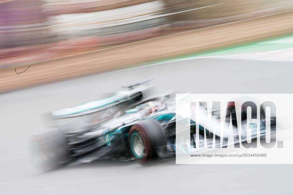 (180429) -- BAKU, April 29, 2018 -- Mercedes Lewis Hamilton of Britain competes during the Azerbaijan Formula One Grand Prix in Baku, Azerbaijan, April 29, 2018. ) (SP)AZERBAIJAN-BAKU-F1-AZERBAIJAN GRAND PRIX WuxZhuang