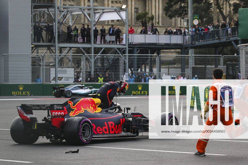 VERSTAPPEN Max (ned), Aston Martin Red Bull Tag Heuer RB14, after his accident with RICCIARDO Daniel (aus), Aston Martin Red Bull Tag Heuer RB14, during the 2018 Formula One World Championship WM Weltmeisterschaft Grand Prix of Europe in Azerbaijan from April 26 to 29 in Baku - Photo Sebastiaan Rozendaal DPPI Motorsports: World Championship; 2018; Grand Prix Azerbaijan, Grand Prix of Europe, Formula 1 2018 Baku Azerbaijan