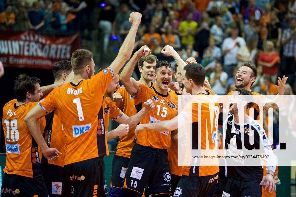 Volleyball berlin 29 04 2018 Volleyball Bundesliga 1 Bundesliga Season 2017 2018 Final match 2 Berlin Recycling Volleys VFB Friedrichshafen Cheers Berlin Aleksandar Okolic Berlin No 01 Egor Bogachev Berlin No 17 Kyle Russel Berlin No 15 Graham Vigrass Berlin No 08 Robert Komm Berlin No 03 Luke Perry Berlin No 04 Steven Marshall Berlin No 02