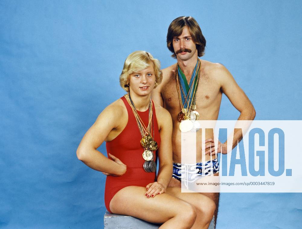 Kornelia Ender und ihr Ehemann Roland Matthes (beide DDR) präsentieren ihre olympischen Medaillen der Sommerspiele 1968 in Mexiko City, 1972 in München sowie 1976 in Montreal Schwimmen OS Sommer Fotoshooting 1976, Fotostudio, Studioaufnahme, Olympische Spiele, Sommerspiele Gruppe Aufnahmedatum geschätzt, Kleidung, Sportlerpaar Partnerin, Frau, Ehefrau Schwimmen OS Sommer Fotoshooting 1976, Fotostudio, Studioaufnahme, Olympische Spiele, Sommerspiele Gruppe Aufnahmedatum geschätzt, Kleidung, Sportlerpaar Partnerin, Frau, Ehefrau