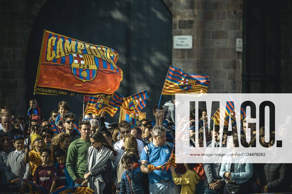 Barcelona, Catalonia, Spain - Thousands of cules fill the streets to follow the FC Barcelona Barca s open top bus victory parade after winning the LaLiga with their eighth double in the club history Tens Of Thousands Attend Parade To Celebrate FC Barcelona s 8th Double - ZUMAo105 20180430_zap_o105_001
