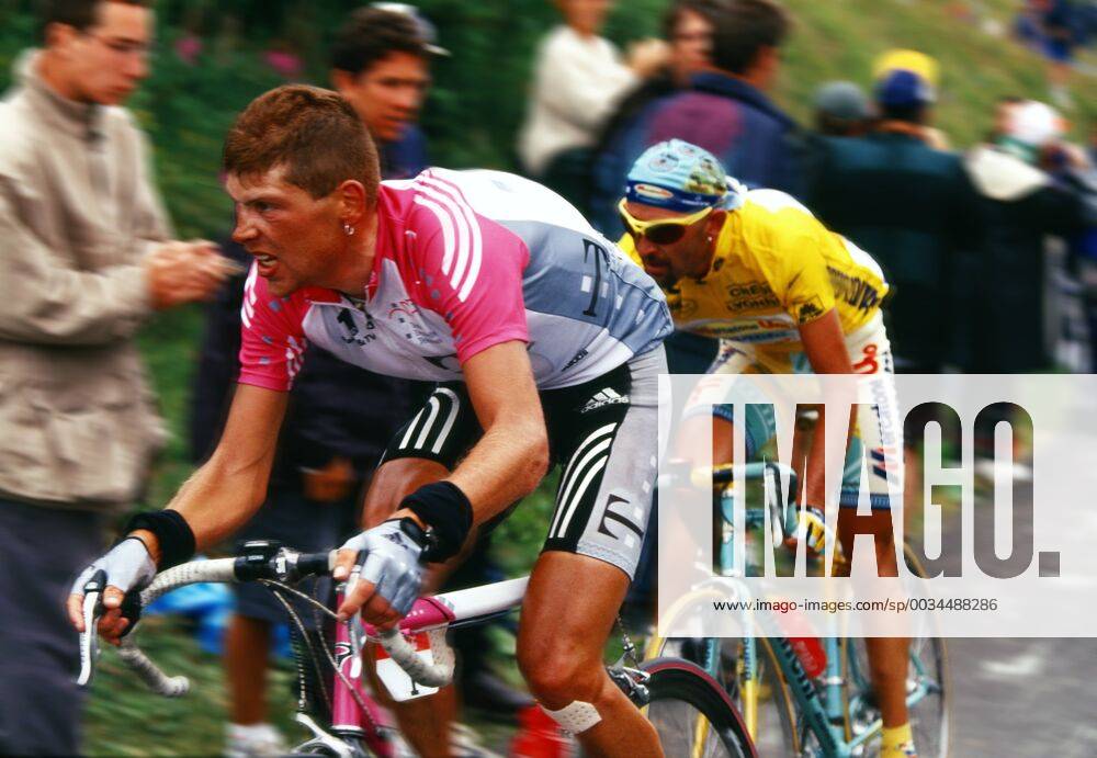 Jan Ullrich in front of Marco Pantani in the Tour de France 1998