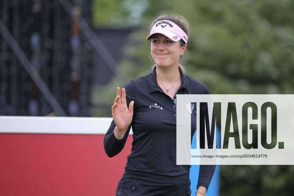 THE COLONY, TX - MAY 04: Sandra Gal (GER) waves to the crowd at the first tee box during the first round of the Volunteers of America LPGA Golf Damen Texas Classic on May 4, 2018 at the Old American Golf Club in The Colony, TX. (Photo by George Walker Icon Sportswire) GOLF: MAY 04 LPGA - Volunteers of America Texas Classic Icon180504141