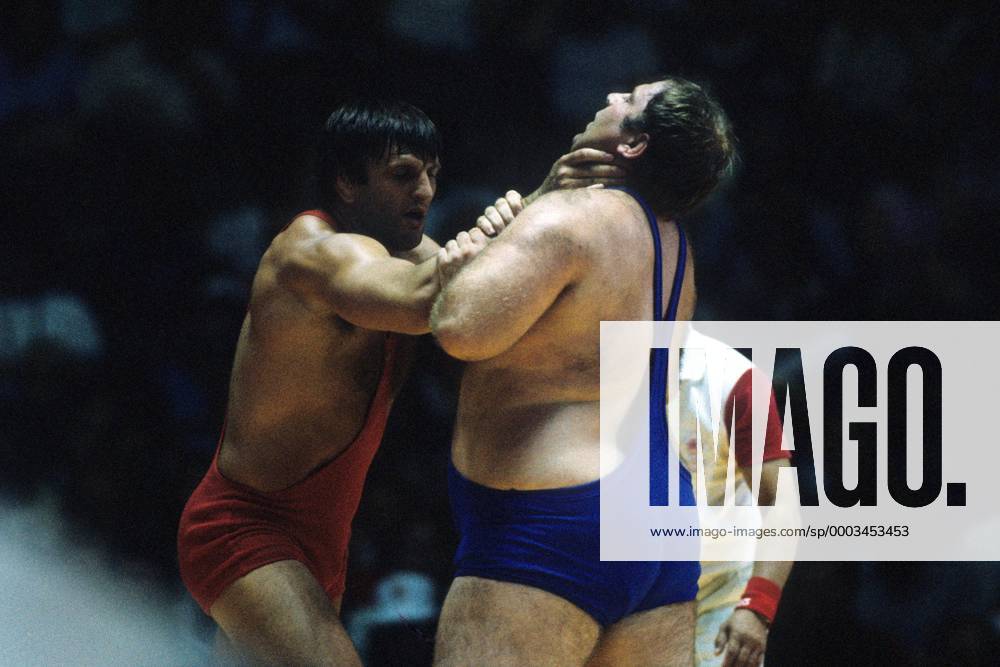 Jeffrey Blatnick (USA, li.) würgt unerlaubterweise Thomas Johansson (Schweden) Ringen OS Sommer Herren Olympische Spiele 1984, Sommerspiele, Klasse über 100 kg, 100kg, Kilogramm, Nationaltrikot Gruppe Los Angeles, LA, L A Ringen OS Sommer Herren Olympische Spiele 1984, Sommerspiele, Klasse über 100 kg, 100kg, Kilogramm, Nationaltrikot Gruppe Los Angeles, LA, L A