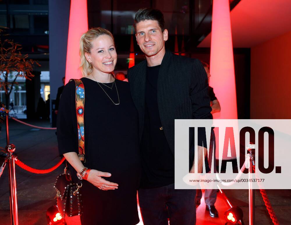 BAU 05 05 2018 Stuttgart Football VfB Stuttgart Celebration in the Amici Mario Gomez and his wife Carina