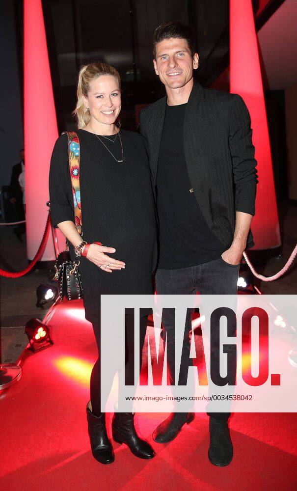VFB Stuttgart Season finale 05 05 2018 Germany Stuttgart Football Bundesliga Season 2017 2018 VFB Stuttgart Season finale in the restaurant AMICI Stuttgart Mario Gomez with wife Carina Photo Herbert Rudel