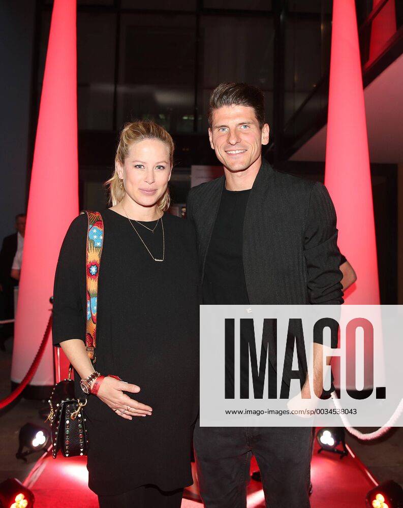VFB Stuttgart Season finale 05 05 2018 Germany Stuttgart Football Bundesliga Season 2017 2018 VFB Stuttgart Season finale in the restaurant AMICI Stuttgart Mario Gomez with wife Carina Photo Herbert Rudel