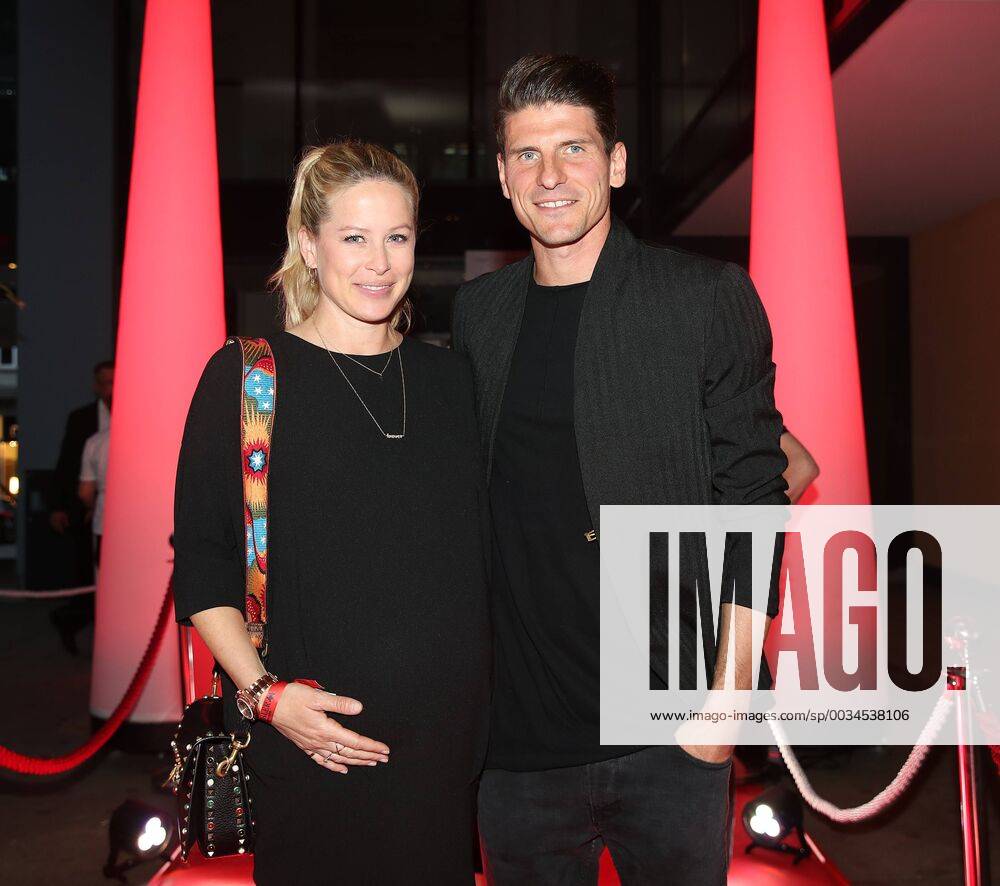 VFB Stuttgart Season finale 05 05 2018 Germany Stuttgart Football Bundesliga Season 2017 2018 VFB Stuttgart Season finale in the restaurant AMICI Stuttgart Mario Gomez with wife Carina Photo Herbert Rudel