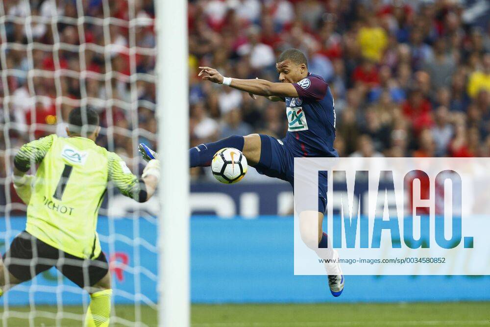 Kylian Mbappe (PSG) vs Matthieu Pichot (Les Herbiers) FOOTBALL : Les Herbiers vs Paris Saint Germain - Finale Coupe de France - 08 05 2018 GwendolineLeGoff Panoramic