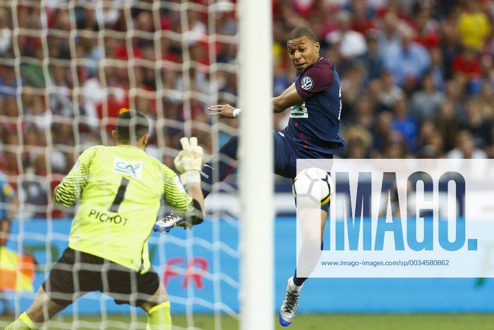 Kylian Mbappe (PSG) vs Matthieu Pichot (Les Herbiers) FOOTBALL : Les Herbiers vs Paris Saint Germain - Finale Coupe de France - 08 05 2018 GwendolineLeGoff Panoramic