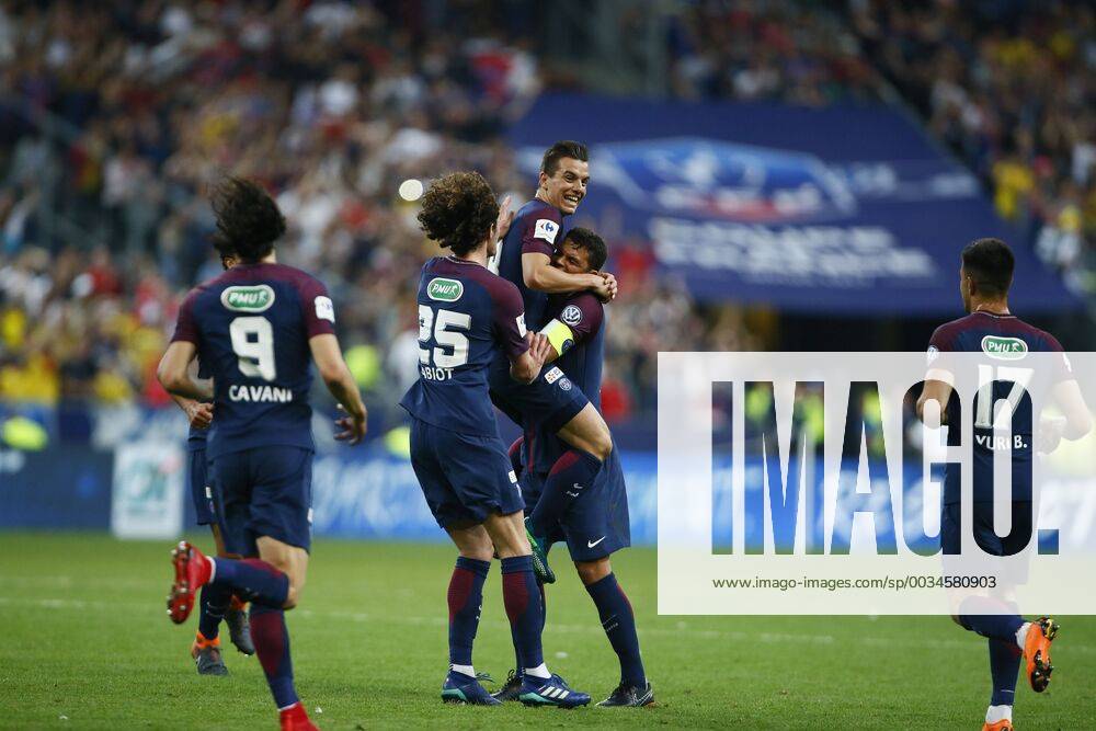 - SPORT Joie LO CELSO Giovani (PSG) avec Thiago SILVA (PSG) FOOTBALL : Les Herbiers vs Paris Saint Germain - Finale Coupe de France - 08 05 2018 GwendolineLeGoff Panoramic