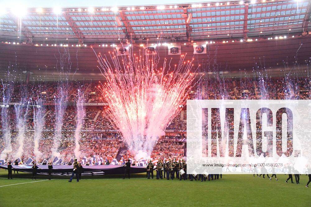 ILLUSTRATION - SUPPORTERS - TRIBUNE - FEUX D ARTIFICE - ENTREE DES JOUEURS FOOTBALL : Les Herbiers vs Paris SG - Coupe de France - Finale - 08 05 2018 AnthonyBIBARD FEP Panoramic