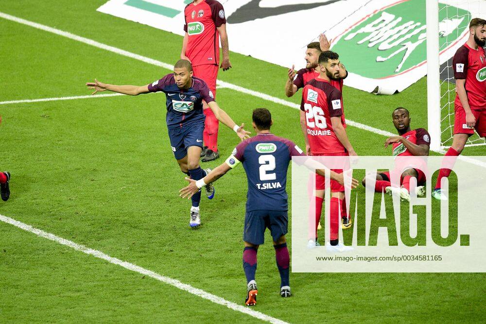 Joie des joueurs du PSG apres le but refuse par l arbitrage video de Kylian Mbappe (PSG) FOOTBALL : Les herbiers vs PSG - Finale de la Coupe de France - St Denis - 08 05 2018 JBAutissier Panoramic