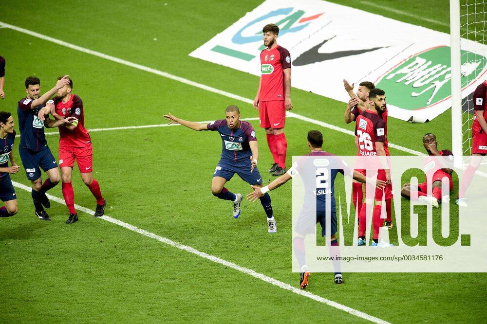 Joie des joueurs du PSG apres le but refuse par l arbitrage video de Kylian Mbappe (PSG) FOOTBALL : Les herbiers vs PSG - Finale de la Coupe de France - St Denis - 08 05 2018 JBAutissier Panoramic