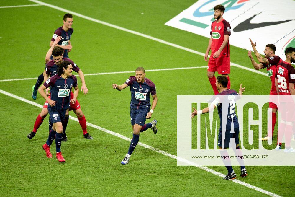 Joie des joueurs du PSG apres le but refuse par l arbitrage video de Kylian Mbappe (PSG) FOOTBALL : Les herbiers vs PSG - Finale de la Coupe de France - St Denis - 08 05 2018 JBAutissier Panoramic