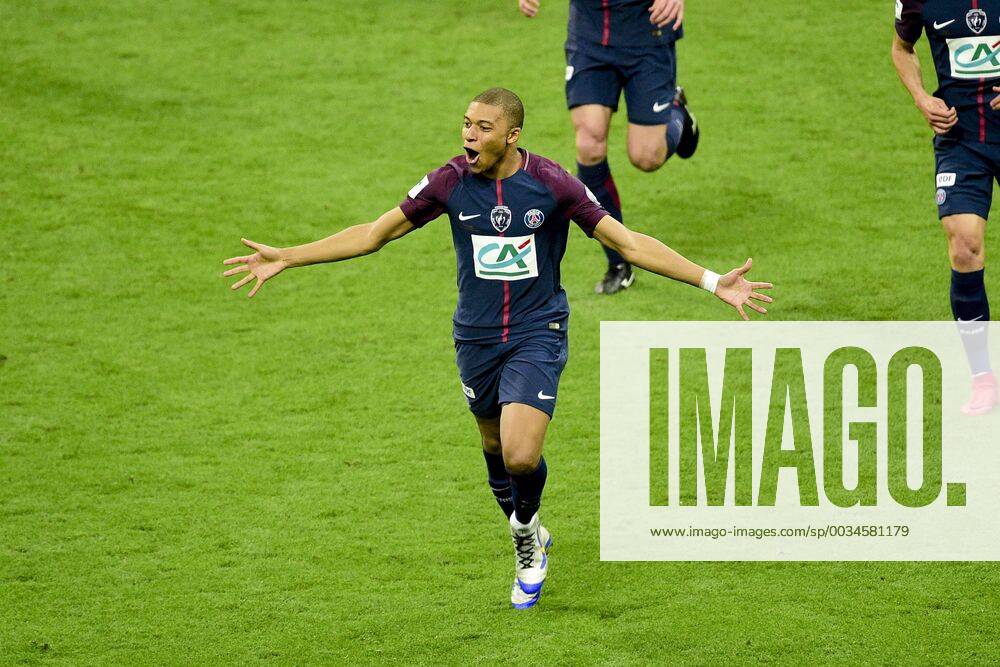 Joie des joueurs du PSG apres le but refuse par l arbitrage video de Kylian Mbappe (PSG) FOOTBALL : Les herbiers vs PSG - Finale de la Coupe de France - St Denis - 08 05 2018 JBAutissier Panoramic