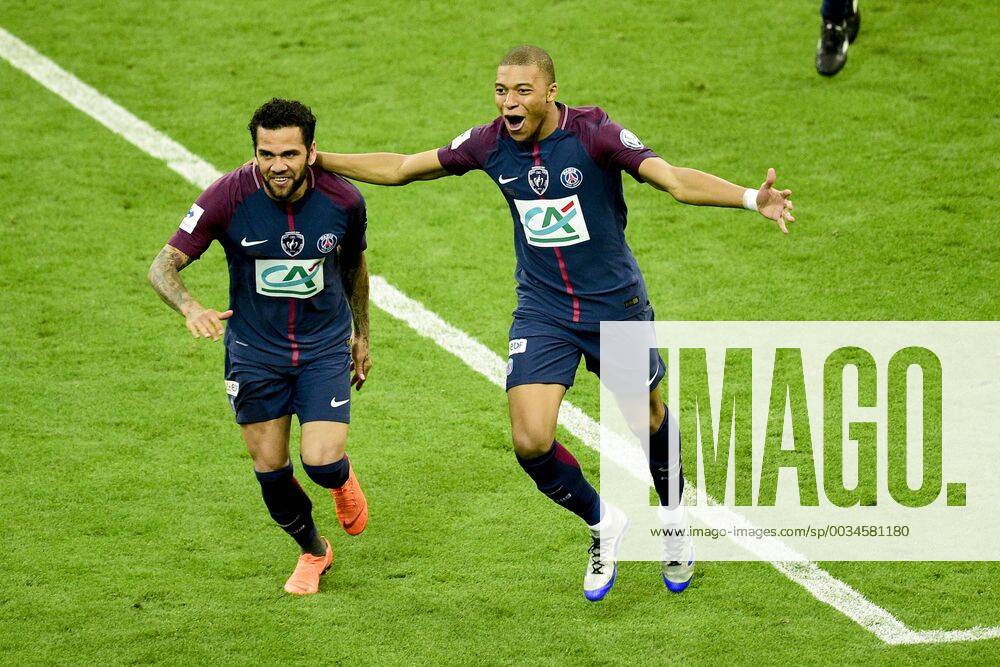 Joie des joueurs du PSG apres le but refuse par l arbitrage video de Kylian Mbappe (PSG) FOOTBALL : Les herbiers vs PSG - Finale de la Coupe de France - St Denis - 08 05 2018 JBAutissier Panoramic