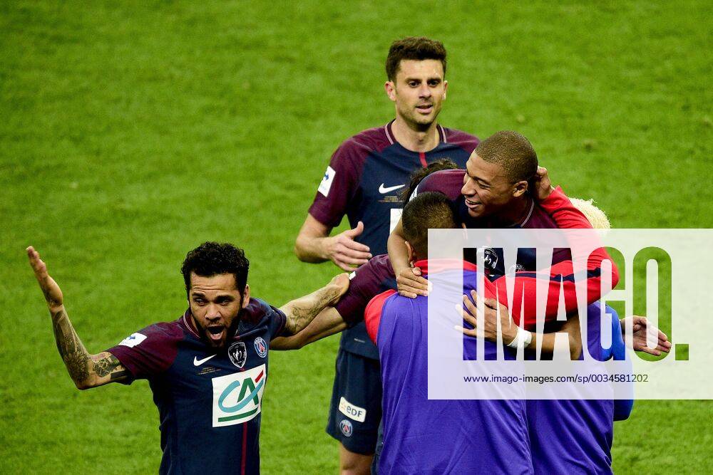 Joie des joueurs du PSG apres le but refuse par l arbitrage video de Kylian Mbappe (PSG) FOOTBALL : Les herbiers vs PSG - Finale de la Coupe de France - St Denis - 08 05 2018 JBAutissier Panoramic