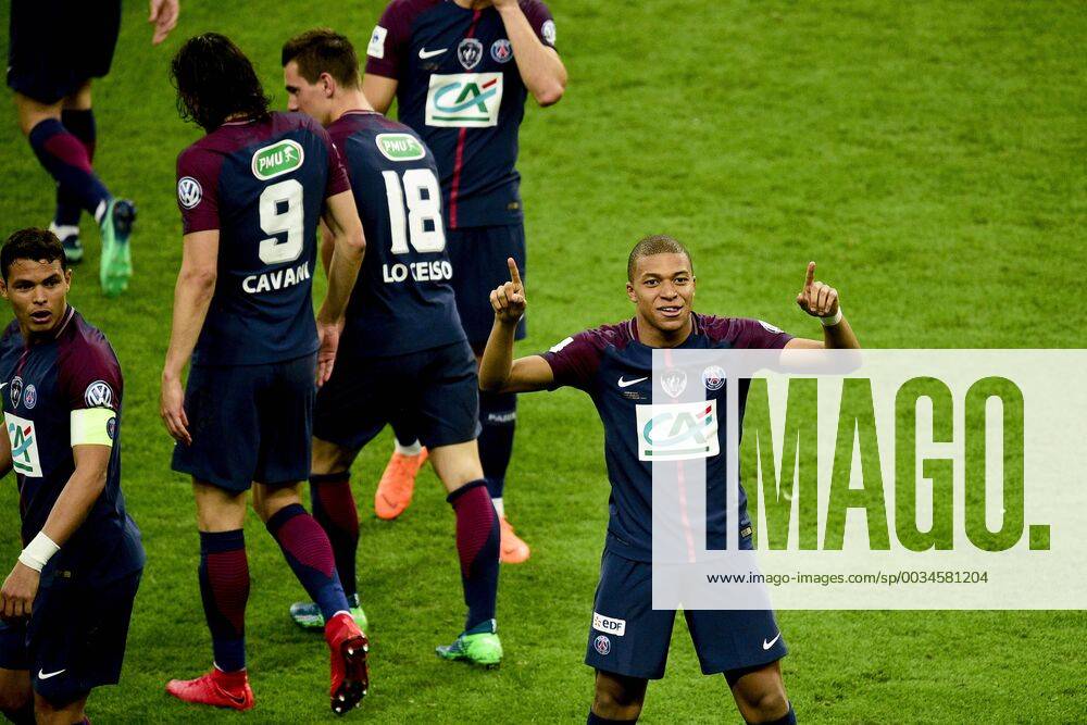 Joie des joueurs du PSG apres le but refuse par l arbitrage video de Kylian Mbappe (PSG) FOOTBALL : Les herbiers vs PSG - Finale de la Coupe de France - St Denis - 08 05 2018 JBAutissier Panoramic