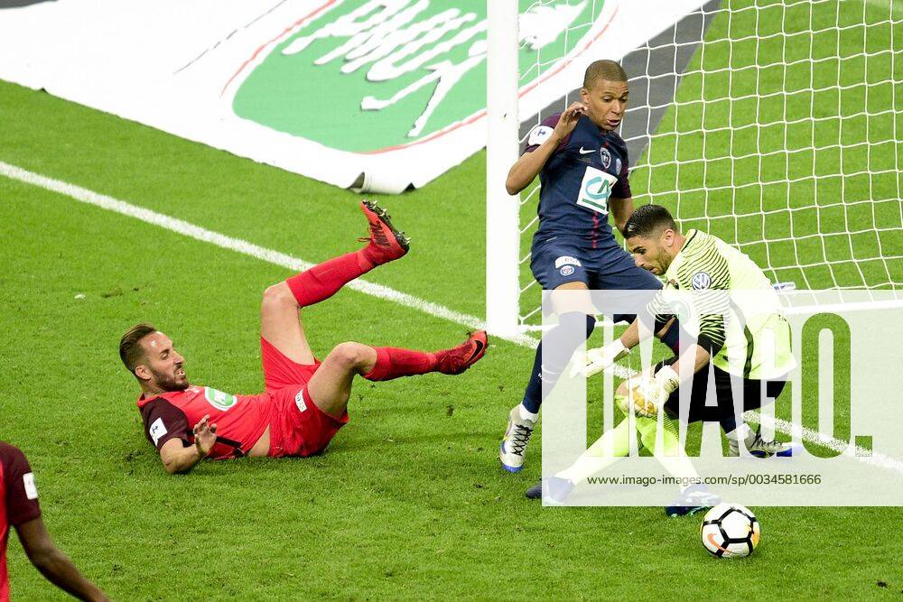 Kylian Mbappe (PSG) vs Matthieu Pichot (Les Herbiers) FOOTBALL : Les herbiers vs PSG - Finale de la Coupe de France - St Denis - 08 05 2018 JBAutissier Panoramic
