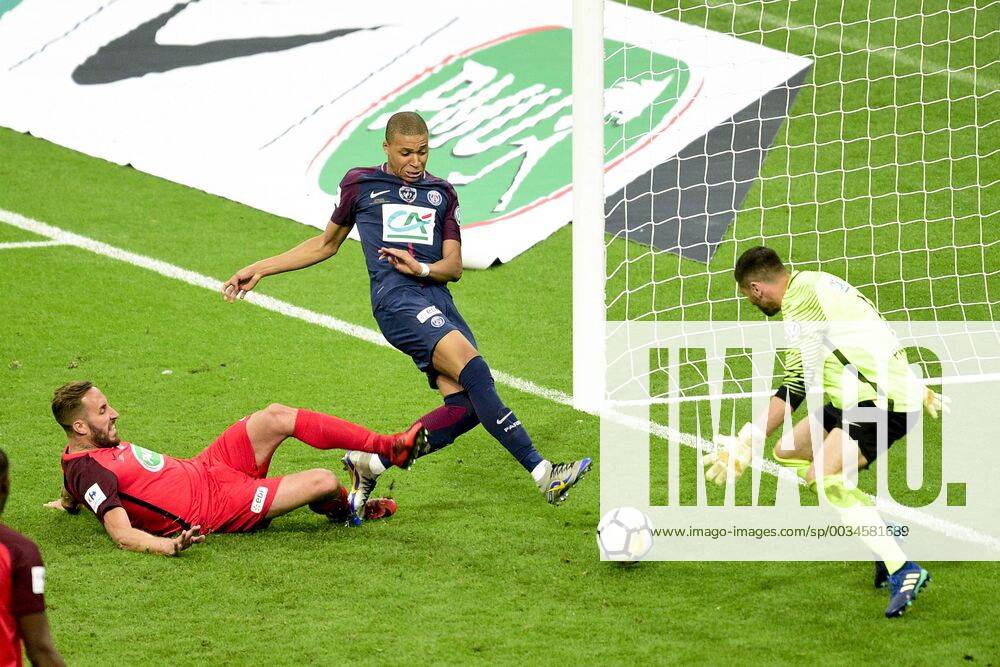 Kylian Mbappe (PSG) vs Matthieu Pichot (Les Herbiers) FOOTBALL : Les herbiers vs PSG - Finale de la Coupe de France - St Denis - 08 05 2018 JBAutissier Panoramic