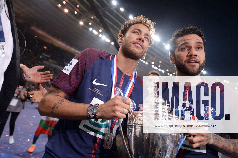 10 NEYMAR JR (PSG) - 32 DANI ALVES (PSG) - JOIE - TROPHEE FOOTBALL : Les Herbiers vs Paris SG - Coupe de France - Finale - 08 05 2018 AnthonyBIBARD FEP Panoramic