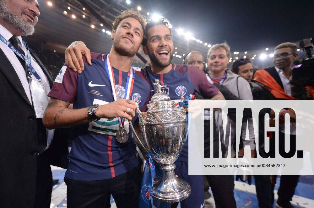 10 NEYMAR JR (PSG) - 32 DANI ALVES (PSG) - JOIE - TROPHEE FOOTBALL : Les Herbiers vs Paris SG - Coupe de France - Finale - 08 05 2018 AnthonyBIBARD FEP Panoramic