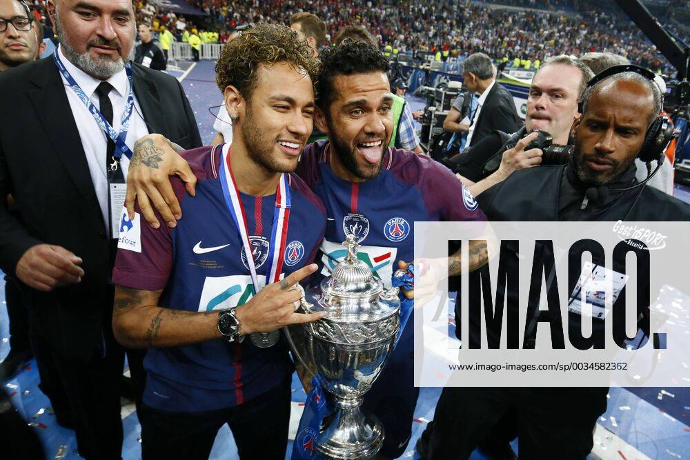 - SPORT Neymar Jr (PSG) et Dani Alves (PSG) FOOTBALL : Les Herbiers vs Paris Saint Germain - Finale Coupe de France - 08 05 2018 GwendolineLeGoff Panoramic