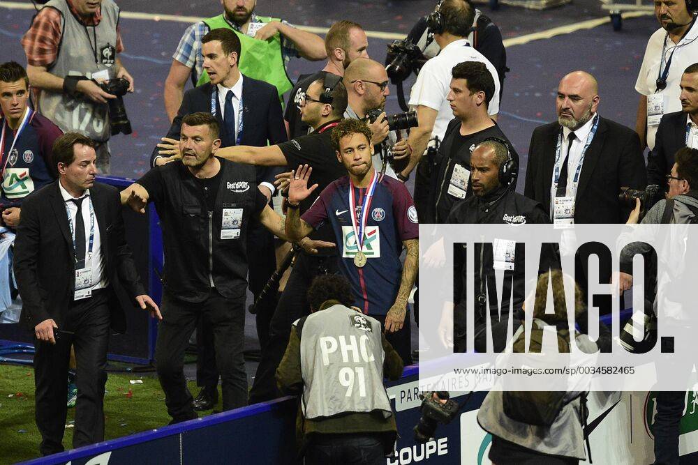 Neymar Jr (PSG) entoure de la securite FOOTBALL : Les herbiers vs PSG - Finale de la Coupe de France - St Denis - 08 05 2018 JBAutissier Panoramic