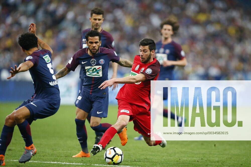 Dani Alves (PSG) vs Adrian Dabasse (Les Herbiers) FOOTBALL : Les Herbiers vs Paris Saint Germain - Finale Coupe de France - 08 05 2018 GwendolineLeGoff Panoramic