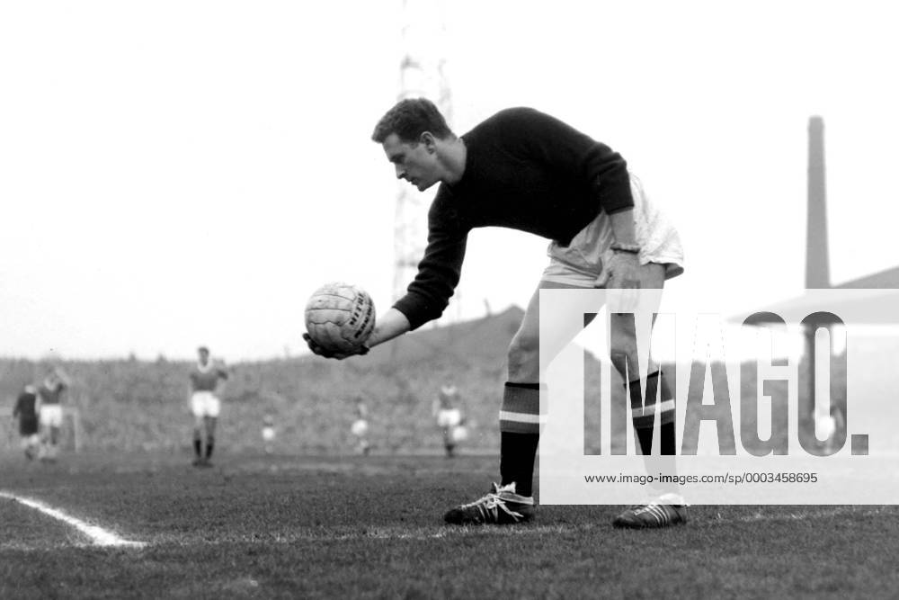 Torwart Harry Gregg (Manchester United) legt sich den Ball zurecht - Fußball Herren English First Division 1956 1957, One, 1. Englische Liga, ManU, Vneg Vsw Einzelbild Liverpool Fußball Herren English First Division 1956 1957, One, 1. Englische Liga, ManU, Vneg Vsw Einzelbild Liverpool