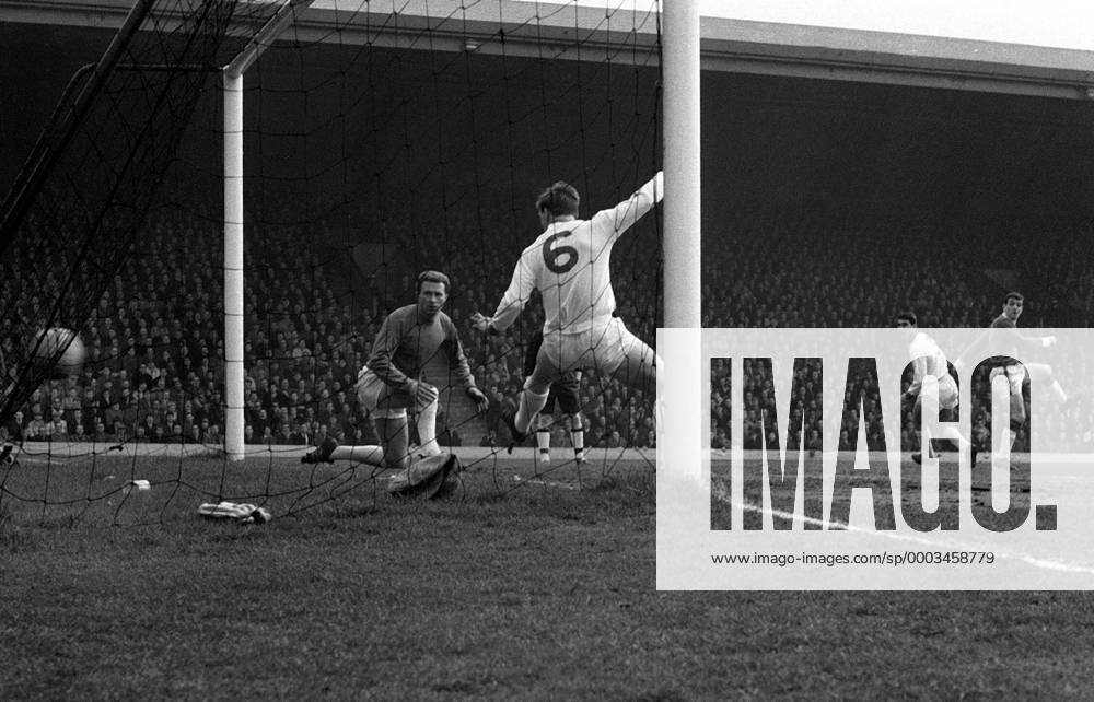 Ian Callaghan (Liverpool, re.) trifft gegen Torwart Harry Gregg (li.) und Maurice Setters (beide Manchester United) zum 1:0 - Fußball Herren English First Division 1963 1964, One, 1. Englische Liga, FC Liverpool - ManU 3:0, Vneg Vsw Totale Liverpool Spannung, Fußball Herren English First Division 1963 1964, One, 1. Englische Liga, FC Liverpool - ManU 3:0, Vneg Vsw Totale Liverpool Spannung,