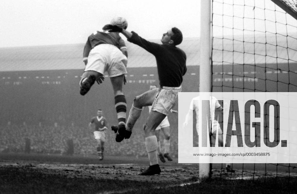 Torwart Harry Gregg (Manchester United) im Duell - Fußball Herren English FA Cup 1959 1960, Englischer Pokal, Pokalspiel, FC Liverpool - ManU 1:3, Vneg Vsw Gruppe Dynamik, Abwehr, Fußball Herren English FA Cup 1959 1960, Englischer Pokal, Pokalspiel, FC Liverpool - ManU 1:3, Vneg Vsw Gruppe Dynamik, Abwehr,