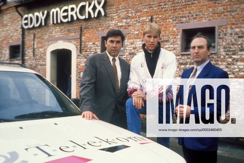 Axel Merckx (Mitte), Teamchef Walter Godefroot (re., beide Team Telekom) und Radsportlegende Eddy Merckx (alle Belgien) Radsport Herren 1994, Straßenradsport, Straße, Rad Gruppe Aufnahmedatum geschätzt Radsport Herren 1994, Straßenradsport, Straße, Rad Gruppe Aufnahmedatum geschätzt