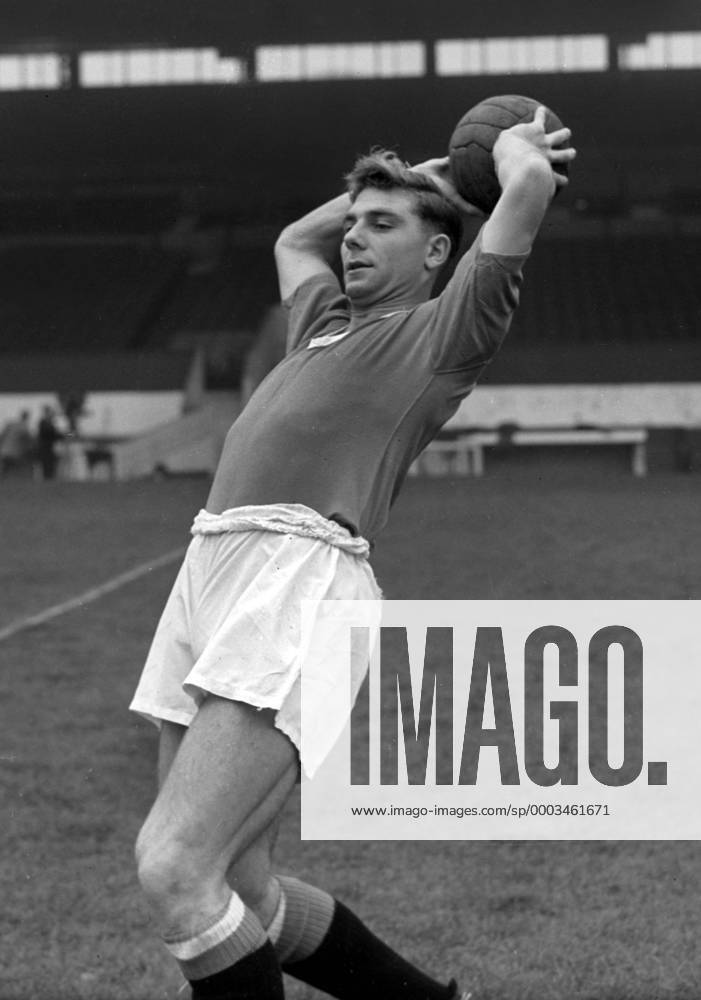 Duncan Edwards (Manchester United) - Einwurf - Fußball Herren English Football League First Division 1956 1957, 1. Englische Liga, Manchester United, ManU Einzelbild Manchester Fußball Herren English Football League First Division 1956 1957, 1. Englische Liga, Manchester United, ManU Einzelbild Manchester