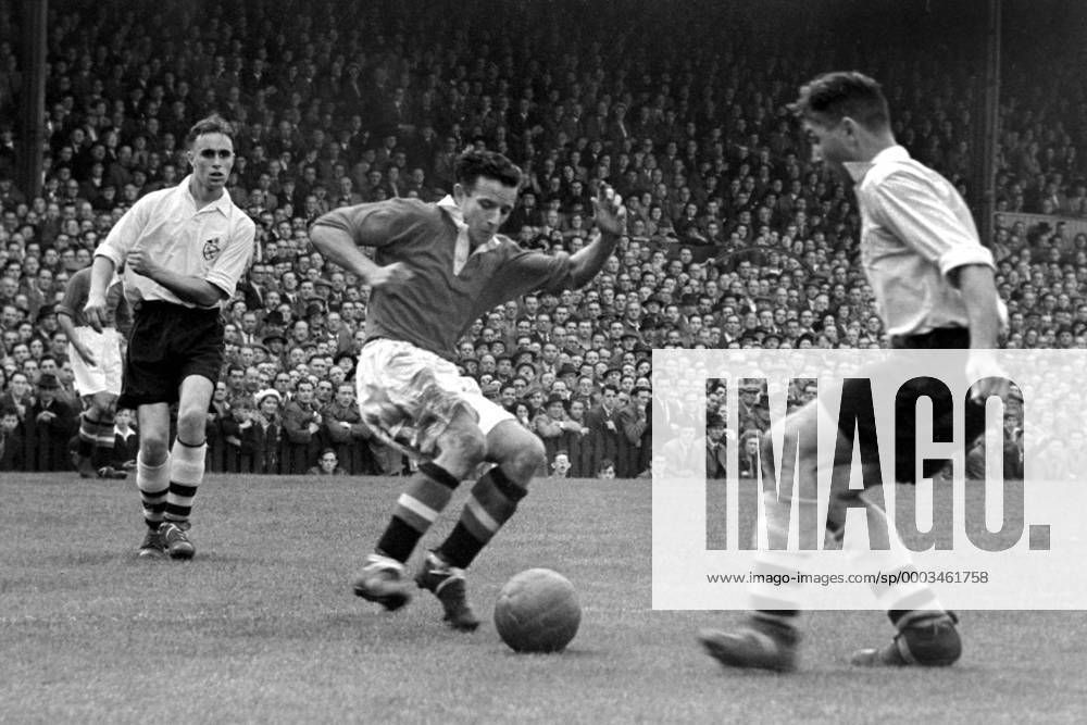 John Berry (Manchester United, Mitte) gegen Bryan Edwards (li.) und Malcolm Barrass (beide Bolton) - Fußball Herren English Football League First Division 1951 1952, 1. Englische Liga, ManU Gruppe Bolton Dynamik, Fußball Herren English Football League First Division 1951 1952, 1. Englische Liga, ManU Gruppe Bolton Dynamik,