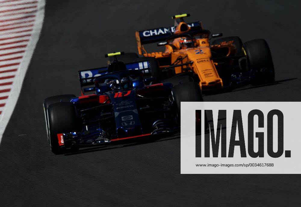 Pierre Gasly of France driving the (10) Scuderia Toro Rosso STR13 Honda and Stoffel Vandoorne of Belgium driving the (2) McLaren F1 Team MCL33 Renault on track during practice for the Spanish Formula One Grand Prix at Circuit de Catalunya on May 11, 2018 in Montmelo, Spain. Breton CordonxPressx xSpanishxF1xGrandxPrixx-xPracticex