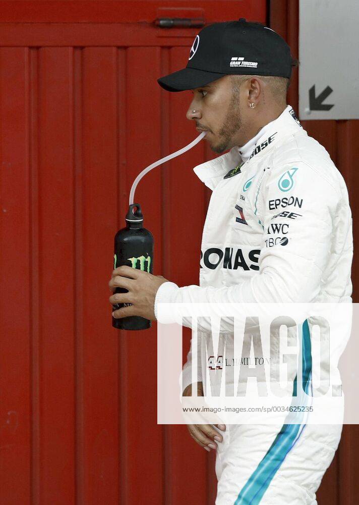British F-1 driver Lewis Hamilton, of Mercedes GP team, drinks after winning the pole position in the qualifying session for F-1 Spain GP race at Circuito de Barcelona-Cataluna circuit in Montmelo, outside Barcelona, Spain, 12 May 2018. The race will be held on 13 May 2018. Qualifying session for F-1 Spain GP race !ACHTUNG: NUR REDAKTIONELLE NUTZUNG!
