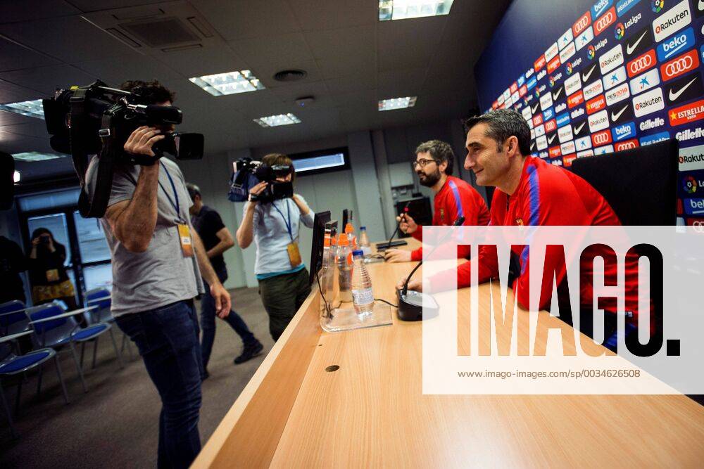 FC Barcelona Barca s coach, Ernesto Valverde (R), offers a press conference PK Pressekonferenz in Barcelona, northeastern Spain, 12 May 2018. FC Barcelona will face Levante in a Spanish Primera Division soccer match on 13 May. FC Barcelona press conference !ACHTUNG: NUR REDAKTIONELLE NUTZUNG!