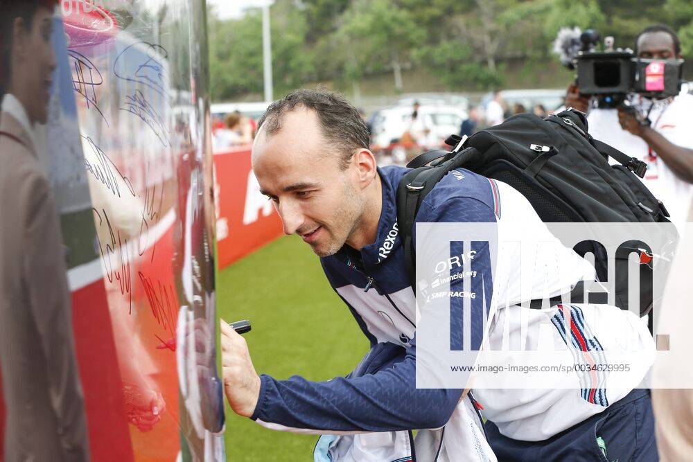 Barcelona, Spain - Williams Martini Racing driver Robert Kubica (40) arrive at the qualifying day of the F1 Grand Prix celebrated at Circuit of Barcelona 12th May 2018 in Barcelona, Spain. (Credit: NurPhoto) Spanish F1 Grand Prix - Qualifying - ZUMAn230 20180512_zaa_n230_717