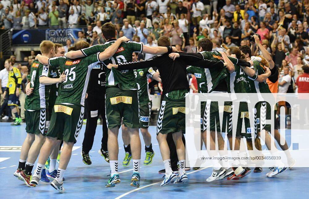 The Füchse team cheers with a spinning top after the game Füchse Berlin Rhein Neckar Löwen 1 Bundesliga DKB Handball Bundesliga 2017 2018 Men Men Men Handball Germany Germany Max Schmeling Halle Berlin 13 5 2018