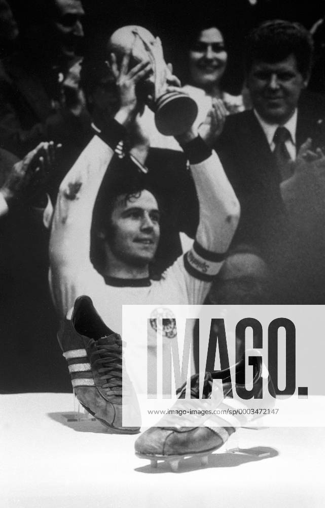 Franz Beckenbauers original Fußballschuhe der WM 1974 im Adidas Museum - mit diesen Schuhen wurde Deutschland Weltmeister Fußball Herren Adidas Museum 1984, Geschichte, Historie, Fußballgeschichte, Fußballhistorie, Vneg, Vsw Gruppe Herzogenaurach Fußball Herren Adidas Museum 1984, Geschichte, Historie, Fußballgeschichte, Fußballhistorie, Vneg, Vsw Gruppe Herzogenaurach