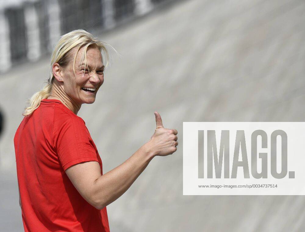 Fourth Four Official Referee Referee Referee Referee Referee Bibiana Steinhaus during morning fitness program at Spreebogen Training Preparation Gesture Gesture Thumbs up 75 DFB Cup Final FC Bayern vs. Eintracht Frankfurt SBU 19 05 2018 DFB Cup Final FC Bayern vs. Eintracht Frankfurt SGE