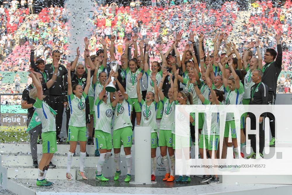 The players cheer with the Cup at VFL Wolfsburg vs Bayern Munich DFB Cup Womens Final 19 05 2018 VFL Wolfsburg vs FC Bayern Muenchen DFB Cup Womens Final 19 05 2018 Koeln