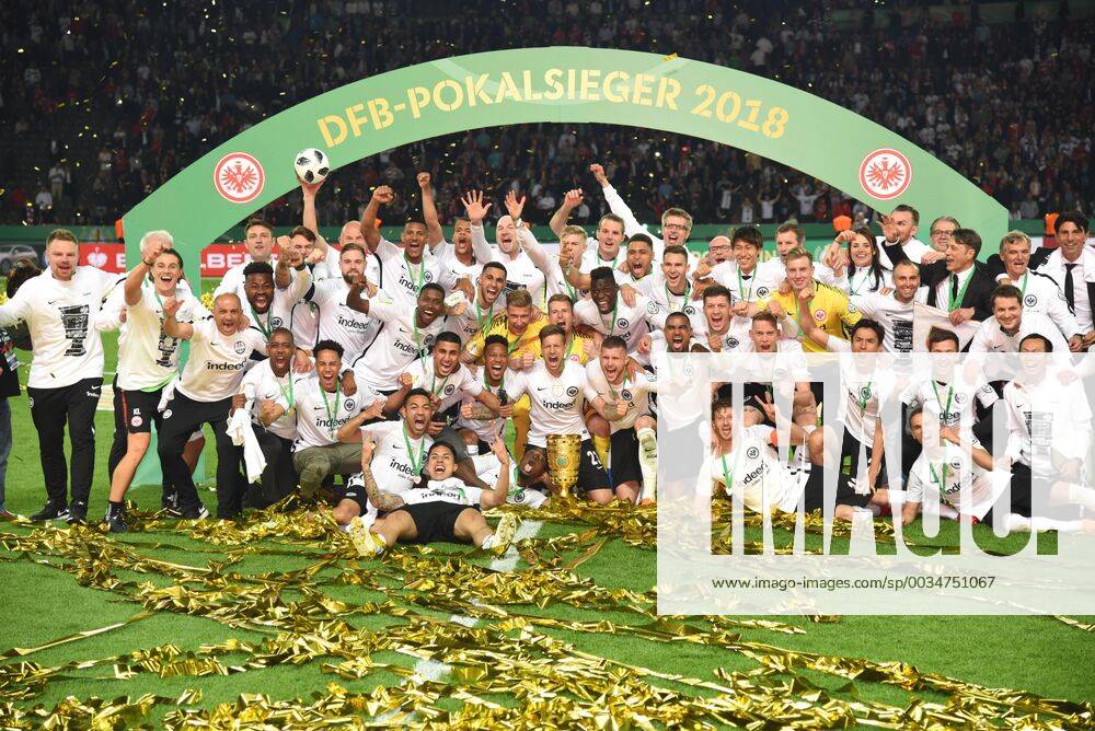 DFB Cup final FC Bayern München Eintracht Frankfurt 1 3 19 05 2018 Cup winner Eintracht Frankfiurt with the trophy HM